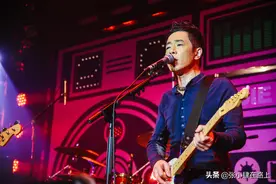 Beyond乐队吉他手黄贯中在北京的演出现场图片