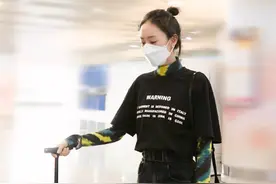 童瑶完全不像豪门贵妇，牛仔裤自己剪洞穿，气质少女像个女大学生图片