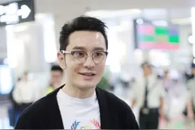 黄晓明“去油”后放得开，43岁穿卡通T恤扮少年，厚底鞋太显心机图片