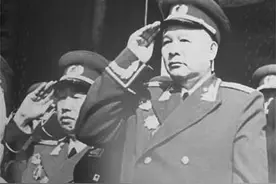 听说四班长正在炖鸡，徐海东抽出皮带就打人，结果却追悔莫及图片
