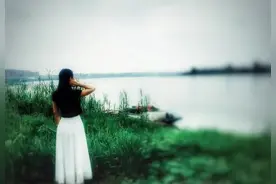 父亲让女儿给儿子买房，却不让女儿进家门，弟弟一句话断绝亲情图片