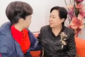 70岁斯琴高娃身形消瘦，戴宝石戒指抢镜，和于文华同框似两代人图片