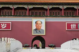 天安门城楼共悬挂过12位人物画像，除了毛主席之外还有谁？图片