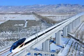 新疆铁路交通迎提速，规划1250km高铁，可减少两地间10.5小时耗时图片