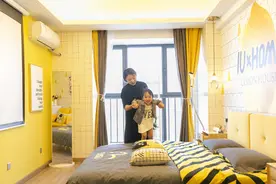 湖北一女子住酒店两天没开窗，不料退房开窗帘看呆：窗外是会议室图片