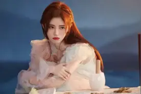 鞠婧祎带伤拍戏好感人，就蹭破点皮还得坐轮椅，这也配叫受伤？图片