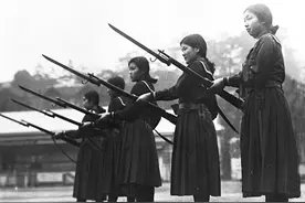1930年代 日本东京，女子的和服与洋服图片