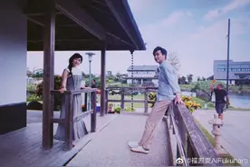 福原爱与老公江宏杰拍大片，穿无袖拖地长裙淑女梦幻图片
