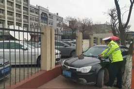 唐山交警严查次干道、背街小巷违法停车图片