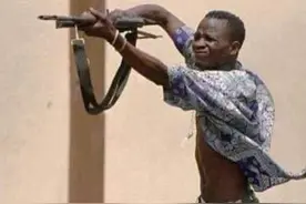 非洲叔叔教你压枪，AK47举过头顶豪放射击，几万发子弹打不死人图片