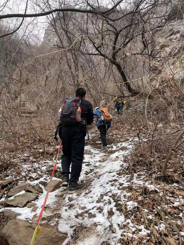 郑州驴友徒步经典户外线路，万丈梯刀背山穿越小长城黄金大草原