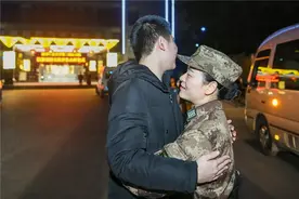 回眸丨3个月，20张图，记录白衣战士“战疫”温暖瞬间图片