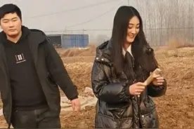 大衣哥儿媳干农活！穿羽绒服搭马丁靴真时髦，一点也不像乡下媳妇图片