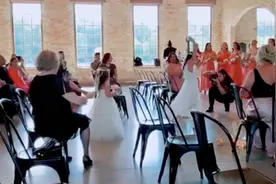 美国花童婚礼现场兴奋过头，表演后空翻，不慎飞踢到后面的小伙伴图片