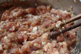 调肉馅时，记住“万能”口诀，入口饱满油润，鲜嫩多汁，包啥都香图片