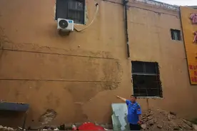 封！有人私自“凿墙开窗”图片