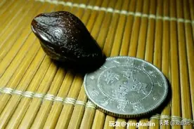 绝了！吃剩的杏核，盘了八九年，包浆黑里透红图片