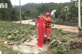 消防员搜救捡到国旗洗干净：留给当地小学图片
