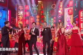 芒果台春晚乱糟糟，吴昕变美前凸后翘，姚晨那英这是穿的啥？图片
