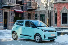 电动四轮车一次充电能跑多少公里？充满要几度电？告诉你答案图片