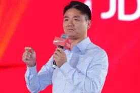 刘强东17年前曾睡在银丰大厦门前的马路边，真相令人感动图片