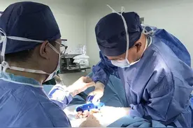 六旬老人摔了一跤脊椎四处骨折 医生竟用这种“水泥”让他重新站立图片