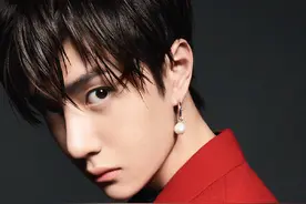 UNIQ王一博《Tmagazine》4月内页大片，红、黑的极大视觉冲击。图片
