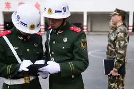 部队中戴白头盔是什么身份？权力很大，难怪老兵总说看到躲远点图片