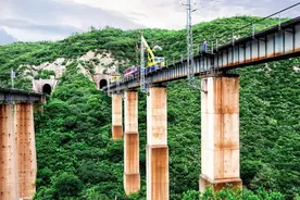 这是唯一一座以人名命名的铁路桥图片