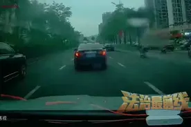父亲专心开车，两孩子偷爬天窗坐车顶迎风“展翅”图片