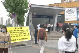 南京地铁2号线油坊桥站停运首日：乘坐接驳车换乘需预留足够时间图片