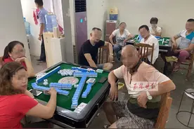 广西一套间内窝藏16名男女赌博！每桌2男2女搭配图片