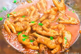 喝汤暖身，吃辣冒汗，鸡爪这样做，1口香2口辣，吃了一盘停不下图片
