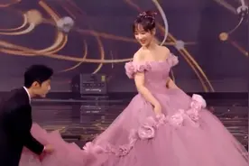 微博夜：肖战第1次没提到杨紫裙摆搓小手，第2次太甜，李现猛盯图片