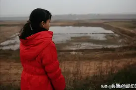 过年了，有一个孩子在村口等妈妈回家图片