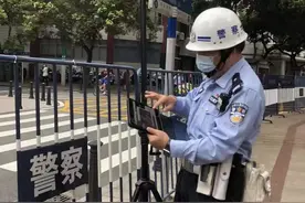 甜到了！交警蜀黍和考生碰拳后，手里变出一根棒棒糖！图片