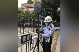 甜到了！交警蜀黍和考生碰拳后，手里变出一根棒棒糖！图片