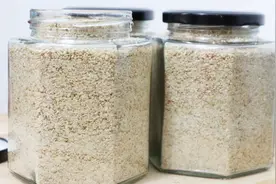 芝麻盐做法简单，入口却很香，多做了几瓶给大家送福利了