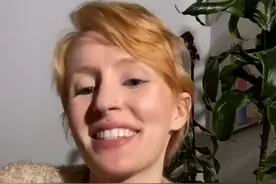 美国女子收到DNA检测，意外发现生父是亿万富翁，与现在父亲是老朋友图片