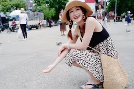 40岁童蕾一点不显老！身穿无袖连衣裙度假活力十足，少女感爆棚图片