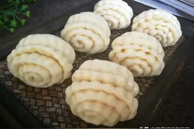 不用擀面杖，教你一根筷子做花卷，宣软蓬松，孩子抱怨蒸的太少图片