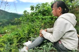 母亲去世父亲入狱 15 岁花季少女几近失明 与残疾爷爷相依为命图片