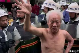 武汉城管与“地摊王”的矛盾与和解图片
