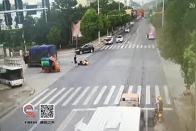 救命“神器”！襄阳一摩托车主撞上货车后被它保命图片