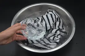 不管衣服有多脏，洗衣服倒一碗，洗完跟新的一样干净，方法太棒了图片