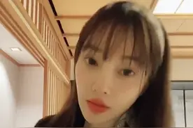 李小璐一个人过的真滋润，在家不忘跳“嘻哈舞”，表情很到位图片