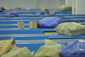 每天1500万个包裹从郑州这里运往全国各地！每天五六百辆大货车进出，光场地设备就投了1个多亿图片