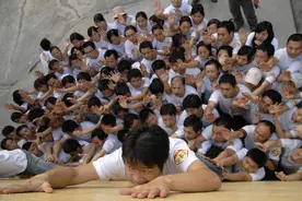 公司团建完了之后，两位员工离职了图片