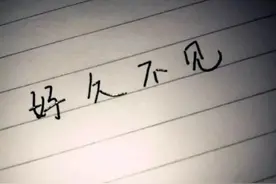 寒门学子寻大学女同学，门开后男子深情拥抱并痛哭，最美同学情图片