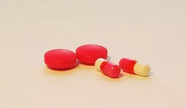 16类药品千万别睡前服用，严重可致呼吸困难、造成结石！